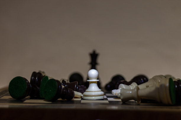 象棋比赛的领导和竞争。企业成功的概念图片下载