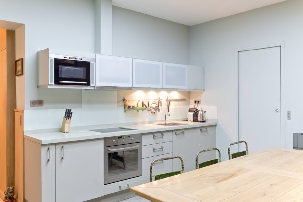 在办公楼的厨房和餐厅图片下载