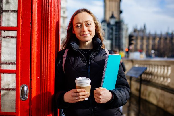 快乐的伦敦女学生图片下载