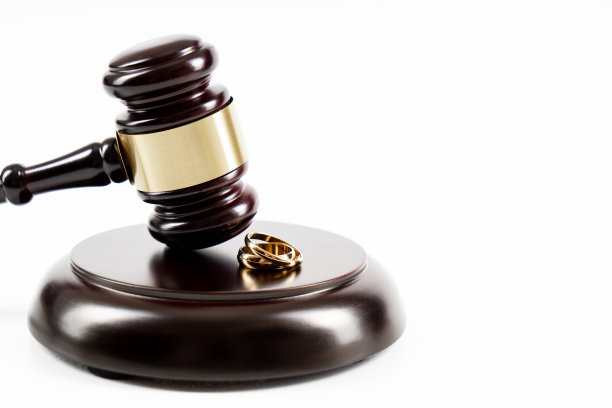 树木破碎的心形图案和法官锤子上的结婚戒指图片下载