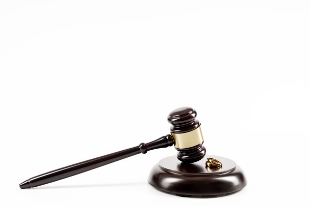 树木破碎的心形图案和法官锤子上的结婚戒指图片下载