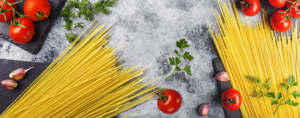 意大利面，红番茄，大蒜和香草图片下载