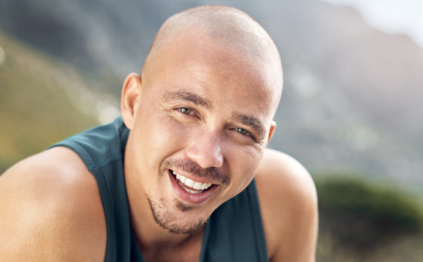 一个男人在锻炼时休息的照片图片下载