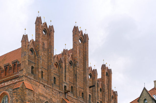 一座古老天主教教堂的尖顶映衬着狂风暴雨的天空图片下载