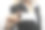 名片模型。女商人为客户或商业伙伴持有空白卡，选择性地集中在空白卡上图片下载