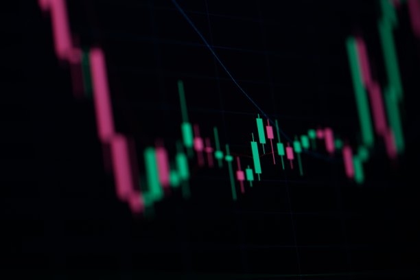 以黑色背景关闭蜡烛库存图表图片下载