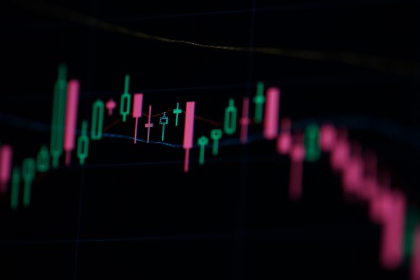 以黑色背景关闭蜡烛库存图表图片下载