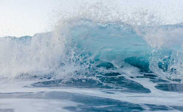 小波在镜头前破碎图片下载