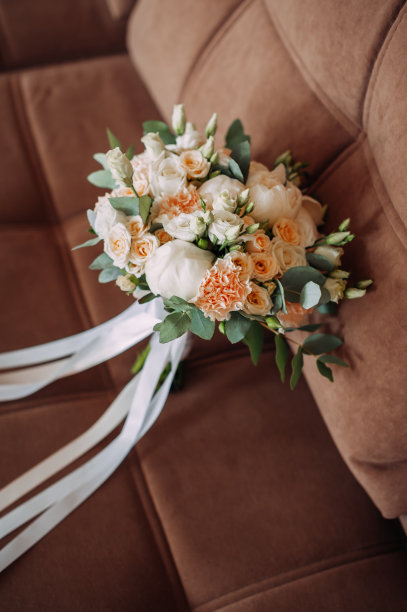 绿色森林背景上的粉红色花束4040。图片下载