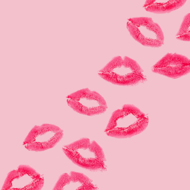 有创意的图案与红色的吻在柔和的粉红色背景。复古风格的审美。带有吻印和口红的浪漫概念。化妆的想法。图片下载