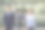 走在大街上的年轻亚洲商人图片下载