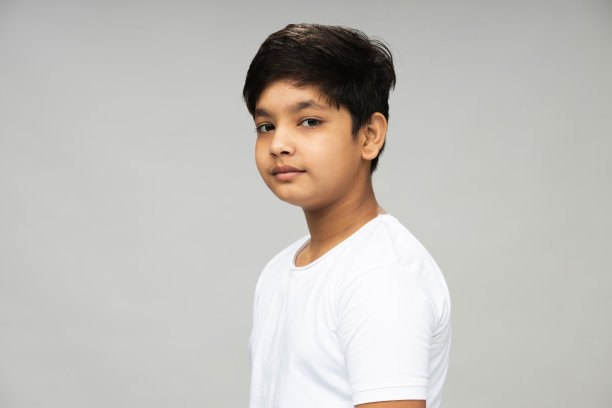 有吸引力的年轻学校男孩的肖像，白色背景，股票照片图片下载