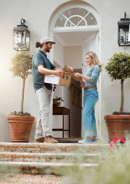 这张照片拍摄的是一位顾客在签收快递员送来的快递图片下载