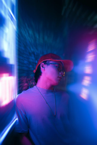 霓虹灯下的亚洲男性青年图片下载