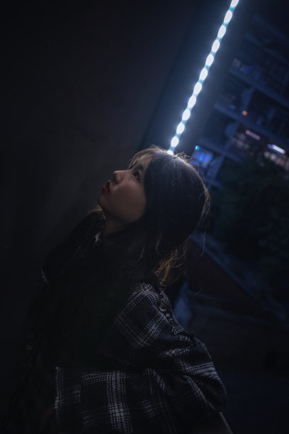 亚洲女孩倚在阳台上图片下载