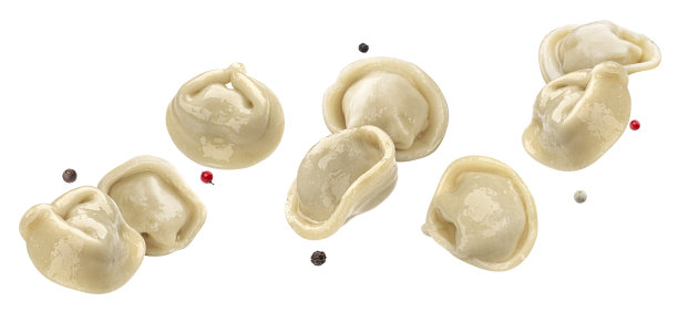 煮熟的饺子孤立在白色的背景上图片下载