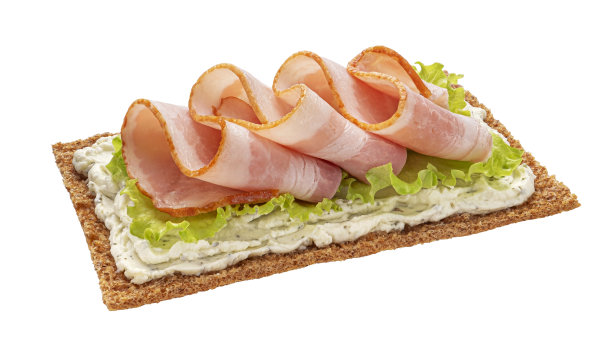 脆面包与烟熏培根孤立在白色背景上图片下载