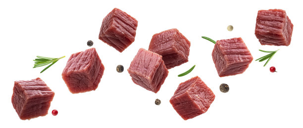 白色背景上的生牛肉方块图片下载