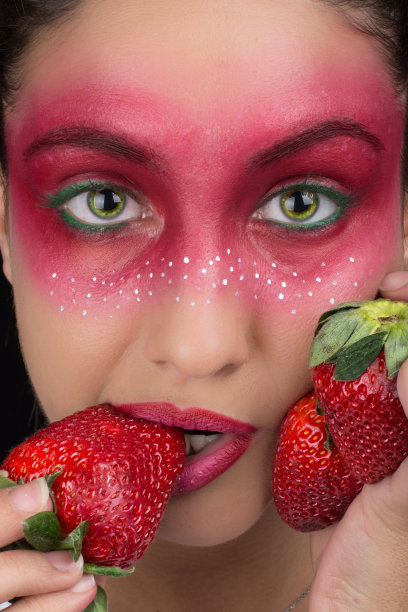 草莓女人幻想化妆肖像图片下载