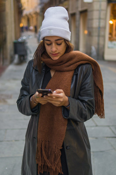 美丽的女人与拉丁特征短信与她的手机图片下载