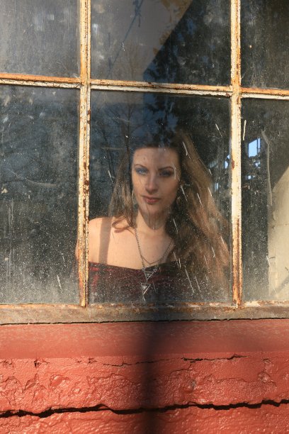 望向窗外图片下载