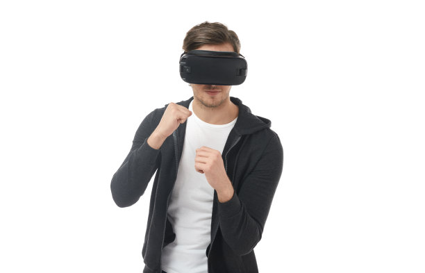 戴着VR眼镜玩电子游戏的男人图片下载