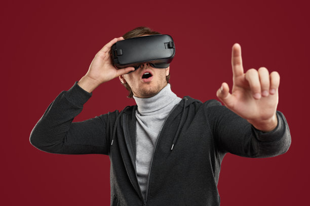 惊讶的家伙触摸虚拟屏幕图片下载