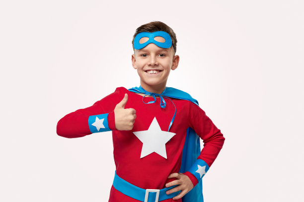 快乐的超级英雄男孩竖起大拇指图片下载