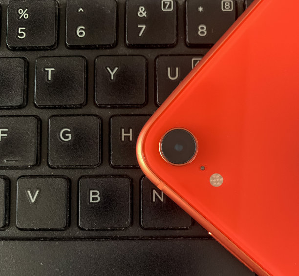 智能手机在笔记本电脑键盘上图片下载