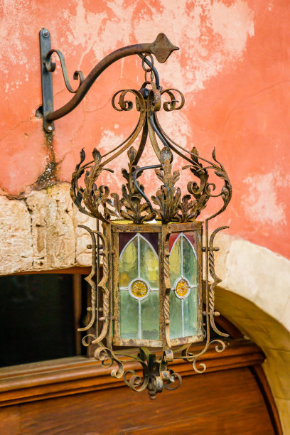 法国普罗旺斯鲁西永村小巷里的旧街灯图片下载