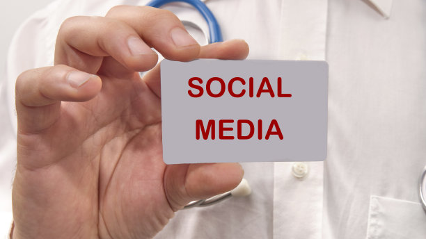 社交媒体报道了这名男子手中卡片上的文字图片下载