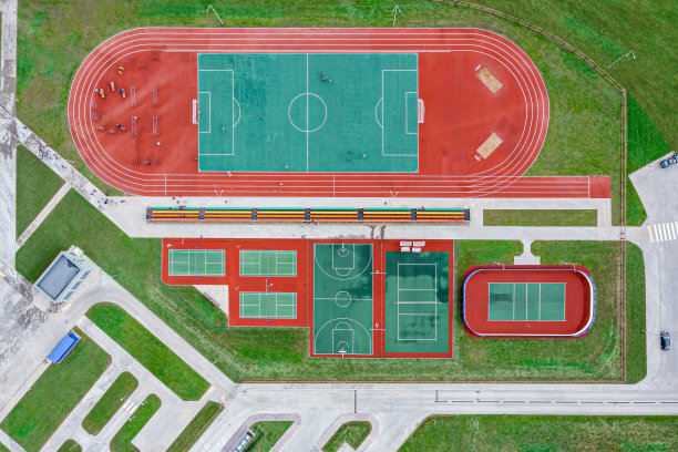 开放的城市体育场和运动场地，可进行足球、篮球、排球和网球比赛。空中俯视图。图片下载
