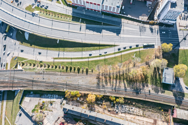 俯视图的道路交叉口。城市基础设施。无人驾驶飞机的照片。图片下载