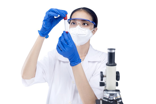 亚洲女研究员，带面罩和眼镜，拿着医用管图片下载