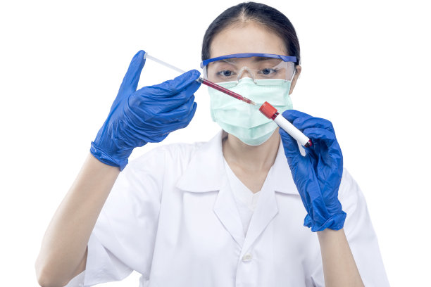 戴着口罩和眼镜的亚洲女研究员正在从医用试管中提取样本图片下载