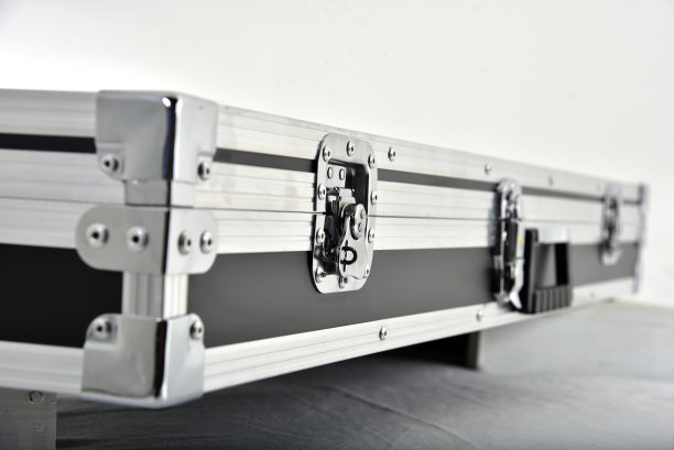 乐器的硬案例，照片的细节和模糊的点孤立在白色背景上图片下载