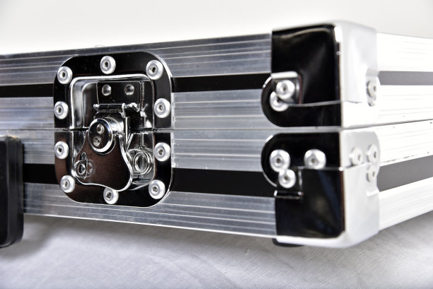 乐器的硬案例，照片的细节和模糊的点孤立在白色背景上图片下载