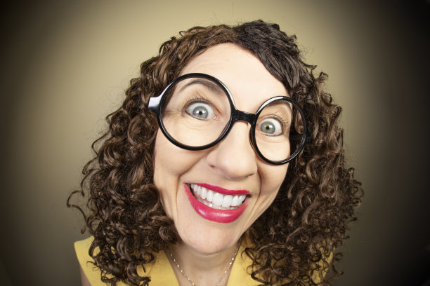 微笑着的鱼眼怪女人图片下载