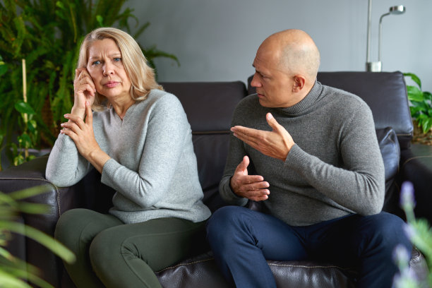 心烦意乱的男人和女人有问题图片下载