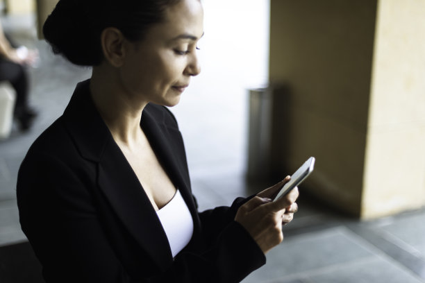 女商人使用数码平板电脑图片下载