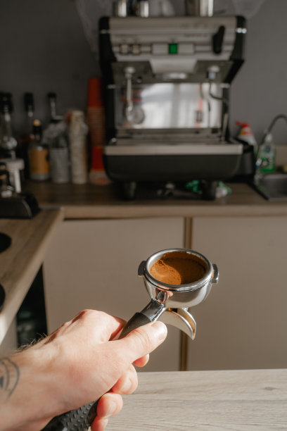 将咖啡架放在咖啡机的背景上图片下载