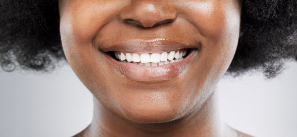 剪裁的照片，一个有吸引力的女人微笑着对一个工作室的背景图片下载