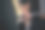 一名年轻女子在健身房用杠铃锻炼的后视镜照片图片下载