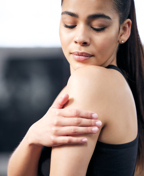 这张照片拍摄的是一名年轻女子在健身房里锻炼时感到疼痛图片下载