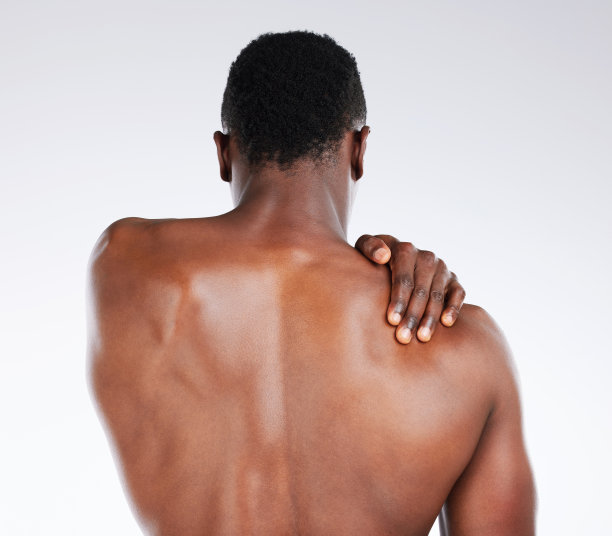 拍摄到一个不知名的男人独自站在演播室里，忍受着肩膀受伤的痛苦图片下载