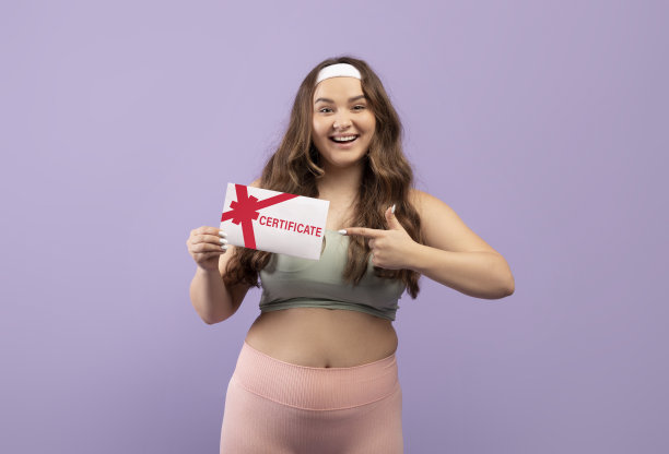 高兴的笑了，兴奋的在运动服上加尺码的欧洲千禧女指着证书图片下载