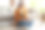 全长快乐的年轻女子盘腿坐在地板上与笔记本电脑，工作或学习在家里在线图片下载