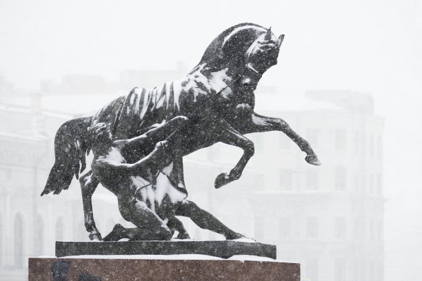 阿尼奇科夫桥，暴风雪中的城市。冬天的圣彼得堡，俄罗斯图片下载