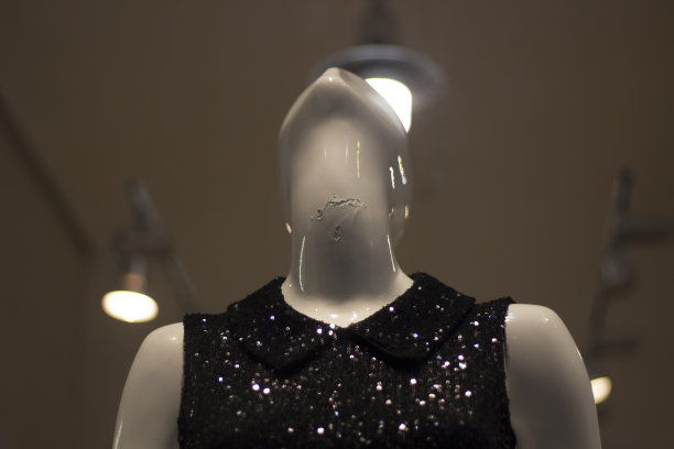 服装商店内部。白色的塑料人。图片下载