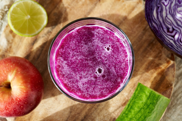 紫甘蓝汁配上红甘蓝，苹果和黄瓜图片下载